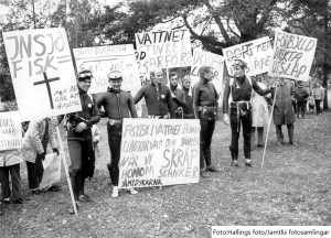 Från vänster, Okänd, Björn Staverfeldt, Osswald Jonsson, Olle Fastesson Jr, okänd, Björn Wolgers och Pierre Svensson. Okänt årtal samt vad protesterna gäller mer än att förbjuda direkta utsläpp i sjön. Foto:Hallings foto/Jamtlis fotosamlingar